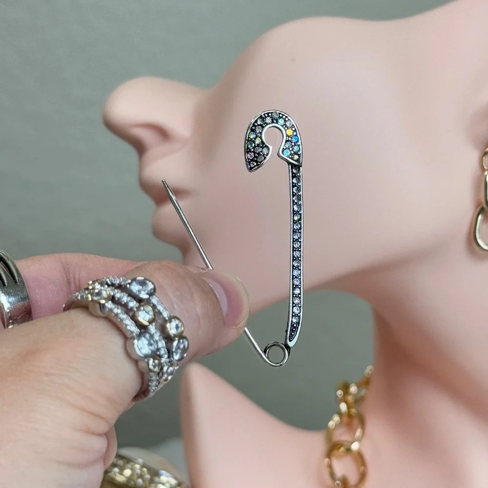 ⚜️💎 Elegant Silver and Multicolor Crystal Brooch 🧷❤️‍🔥